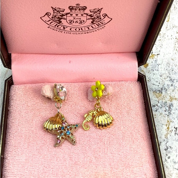 Juicy Couture Starfish and Clams Gold Stud Earrings - Picture 3 of 4
